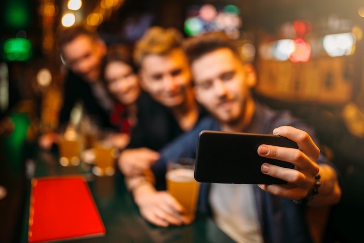 Philippine sports fans browsing jiliasia7 on mobile devices